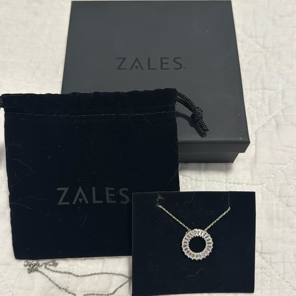 Zales silver circle pendant necklace